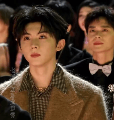 马嘉祺，帅哥一闪而过 