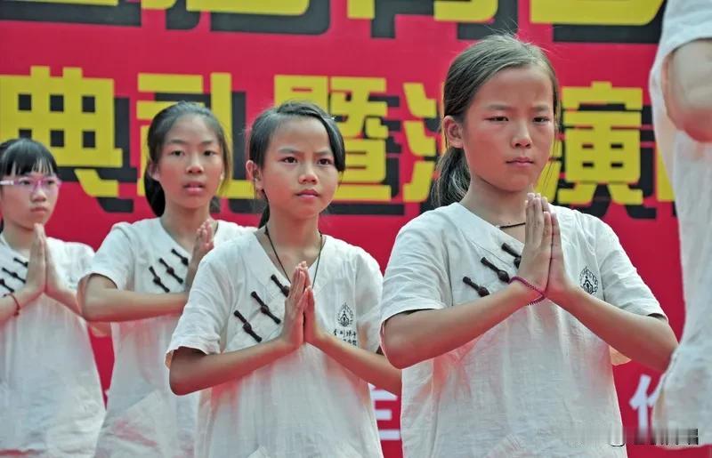 纯净的眼神确实能让美丽升华。在生活中见过不少这样的例子，比如那些做公益的志愿者，