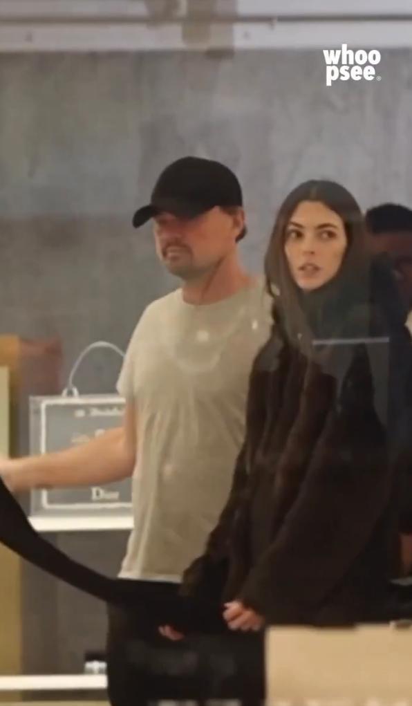 影坛传奇人物莱昂纳多·迪卡普里奥被拍到与27岁的女友维多利亚·切雷蒂在纽约SoH