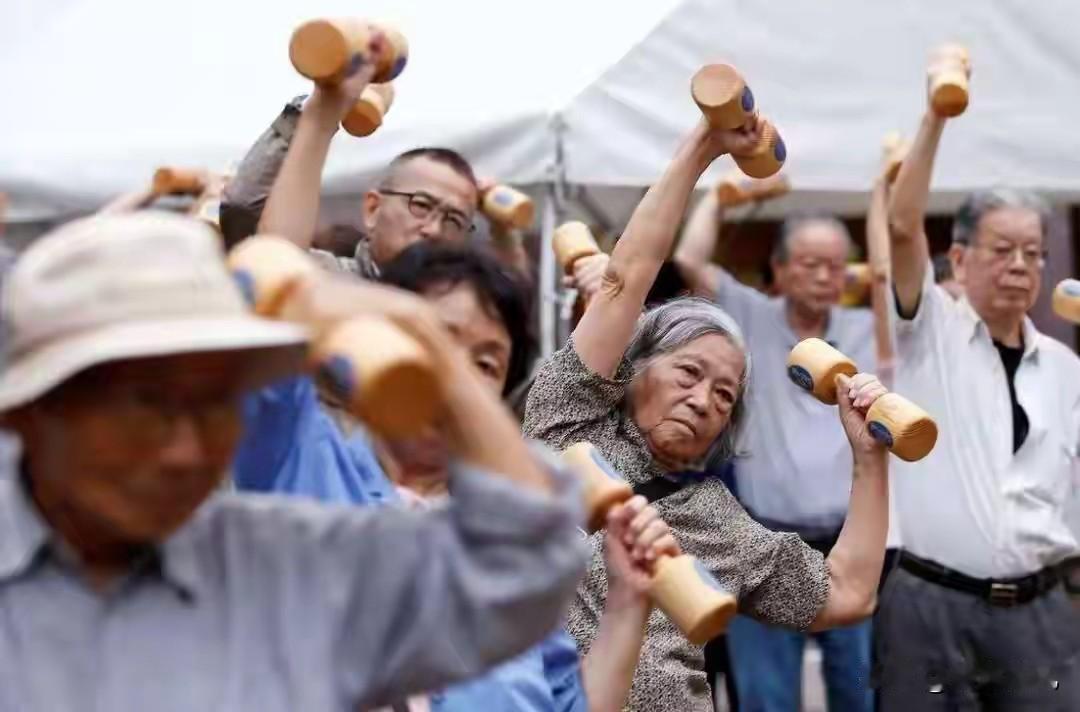 死亡高峰还没来，中国人口真正的挑战，并非少生而是大批量离世！
 
住在老城区的张