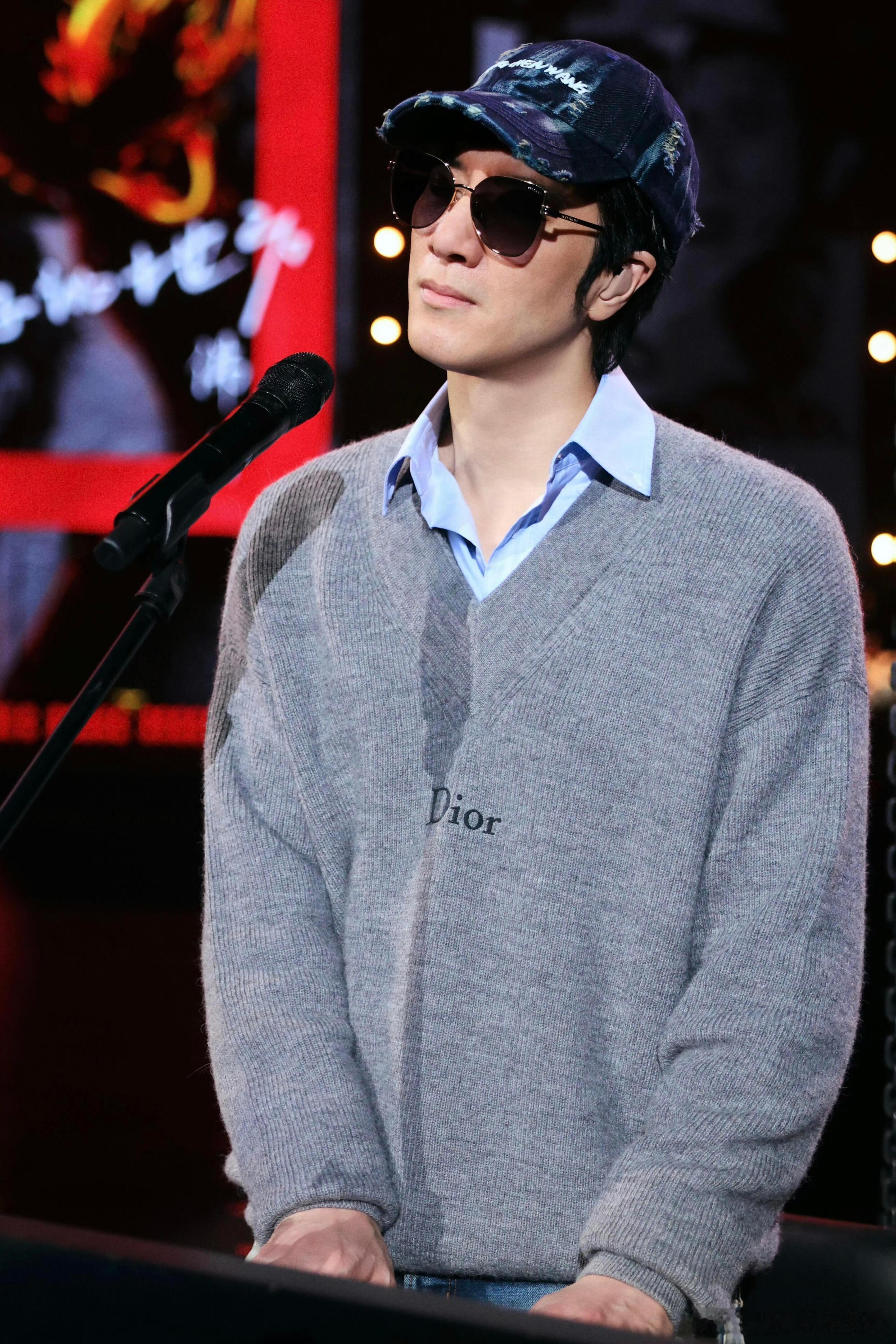 王力宏彩排造型，蓝领衬衫➕灰色针织毛衣全套Dior，青春啊二哥时尚灵感解读时尚头