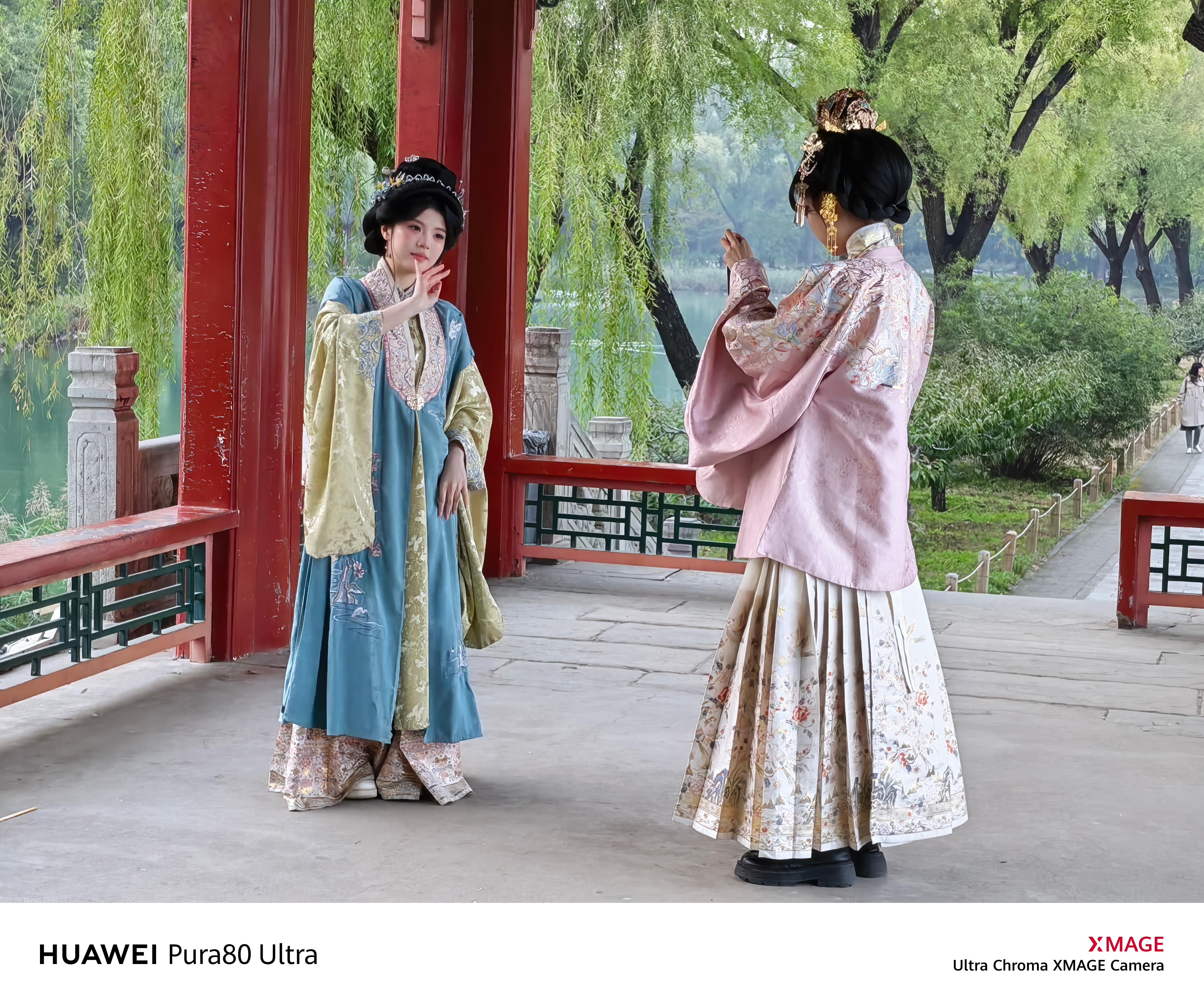 【画中美女】颐和园画中游，画中有美女，诗情画意中，忍不住拍下。其时已近暮色，电子