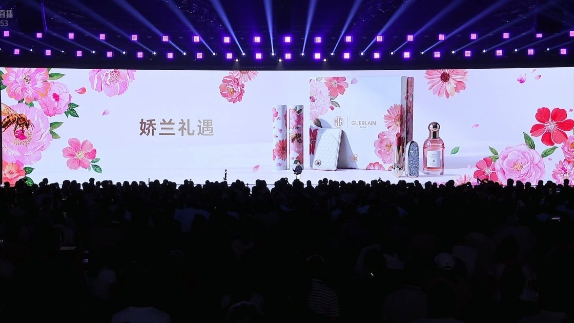 这个设计有点意思，在副驾做了一个带超大化妆镜的小桌板。而且还跟化妆品牌娇兰进行联