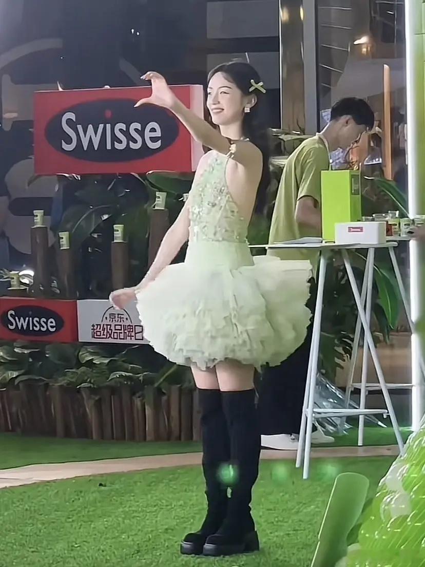 很久没有看到这么稠的活动造型了稠到连站姐们都只拍上半身 ​​​