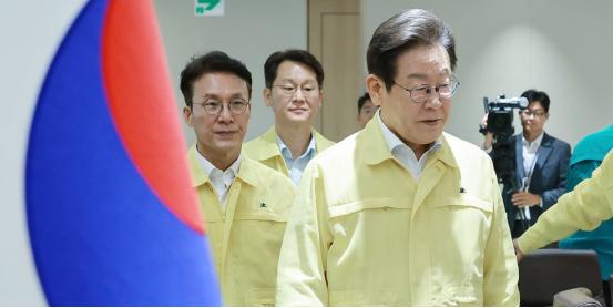 釜山基地迎来不速之客！李在明努力全白搭，半岛真没救了？
 
李在明种种示好都没用