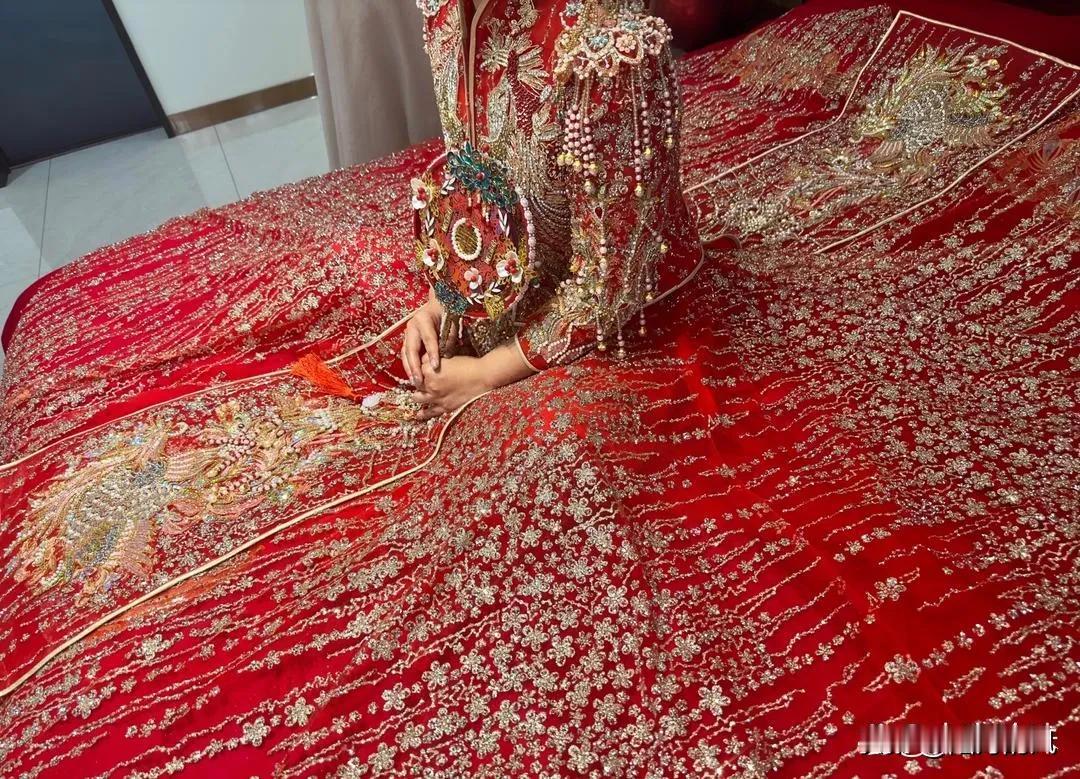 #人老了，是有儿女还是有钱幸福？#
人老了，钱和孩子都很重要，但在很多情况下，钱