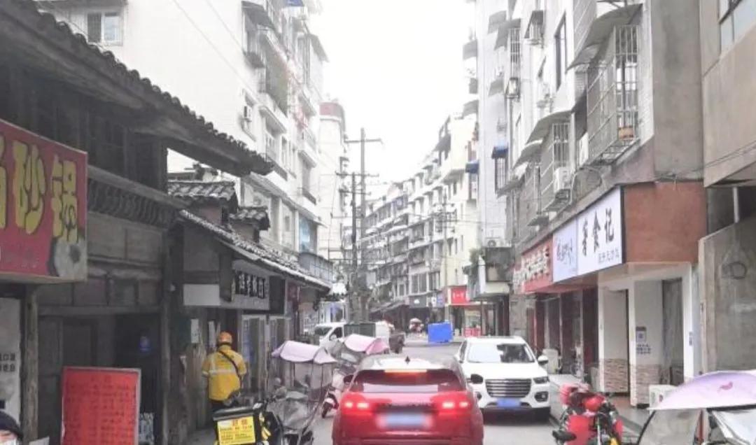 夹江县是四川省西南方向的一座城市，是四川省乐山市管辖下的一座县城。自古以来，夹江
