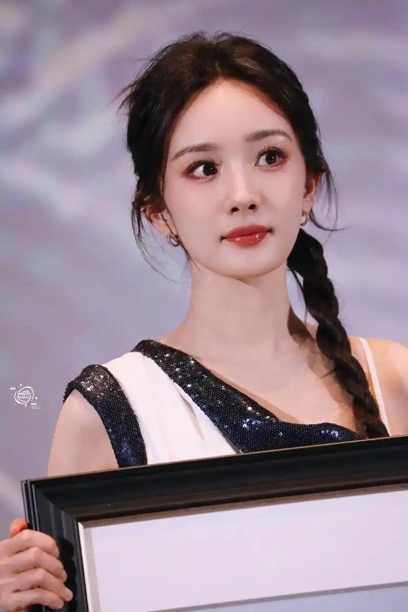 杨幂，出生于1986年9月12日，是中国大陆著名的演员和歌手。她以其出色的演技和