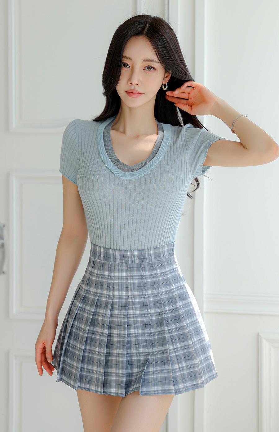 韩系温柔感穿搭，清爽蓝调拿捏夏日松弛感✨
 
浅蓝坑条针织假两件，自带温柔滤镜，