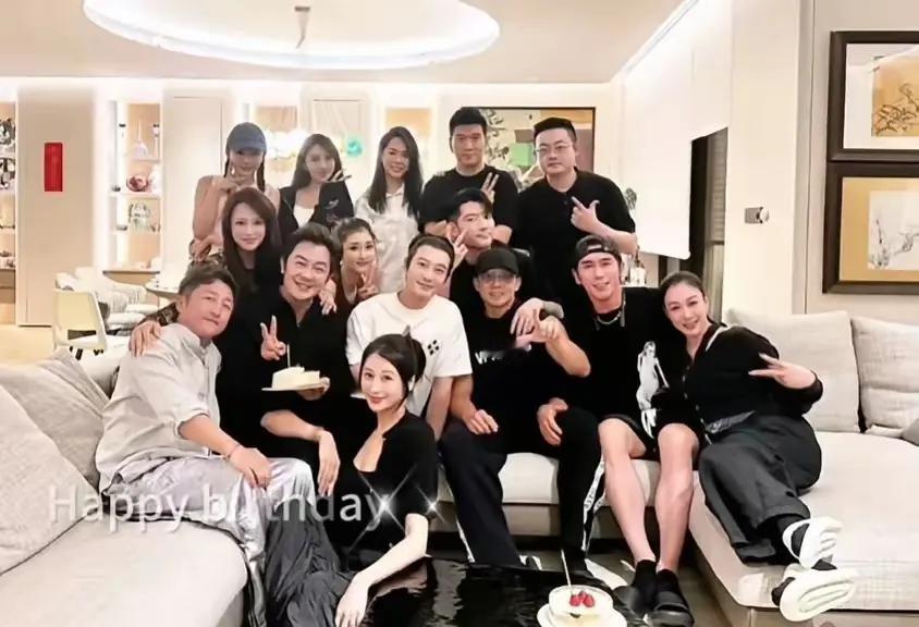 黄晓明爱叶珂真的爱的很坚定！

不管网友们怎么嫌弃，他依然带叶珂参加大湾区中秋晚