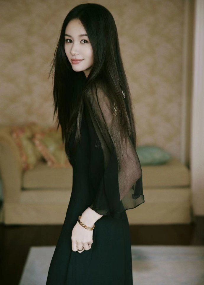 #王子文露背薄纱裙#露背薄纱裙造型亮相倾世之金展览，姐这组大片太让人眼前一亮了 