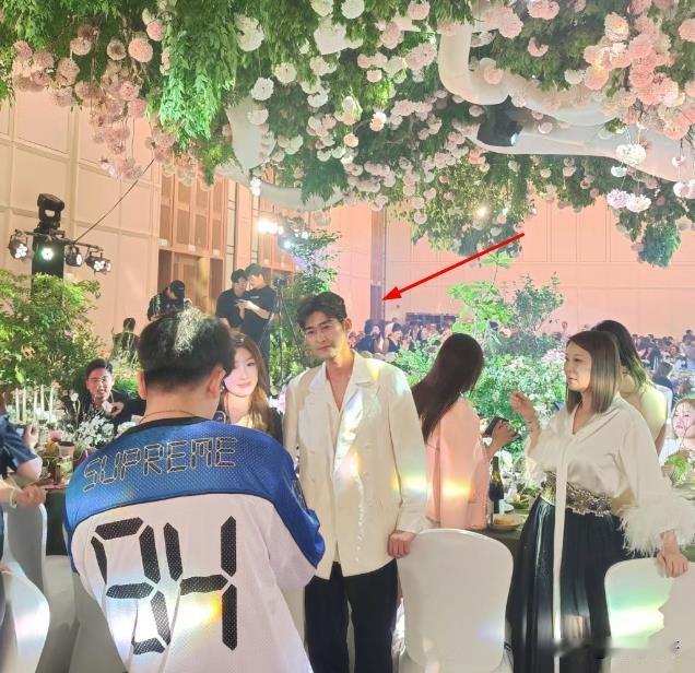 第一次在路人的视角来，感受到张翰与普通人之间的差距！这要不是亲眼看到，还真的不敢