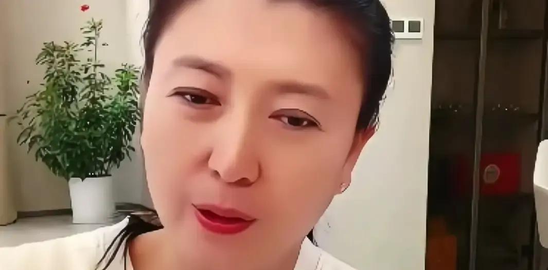 哭穷翻车，春晚还敢用她？
 
闫学晶直播一句“家里只剩酸黄瓜”，网友瞬间炸锅。隔