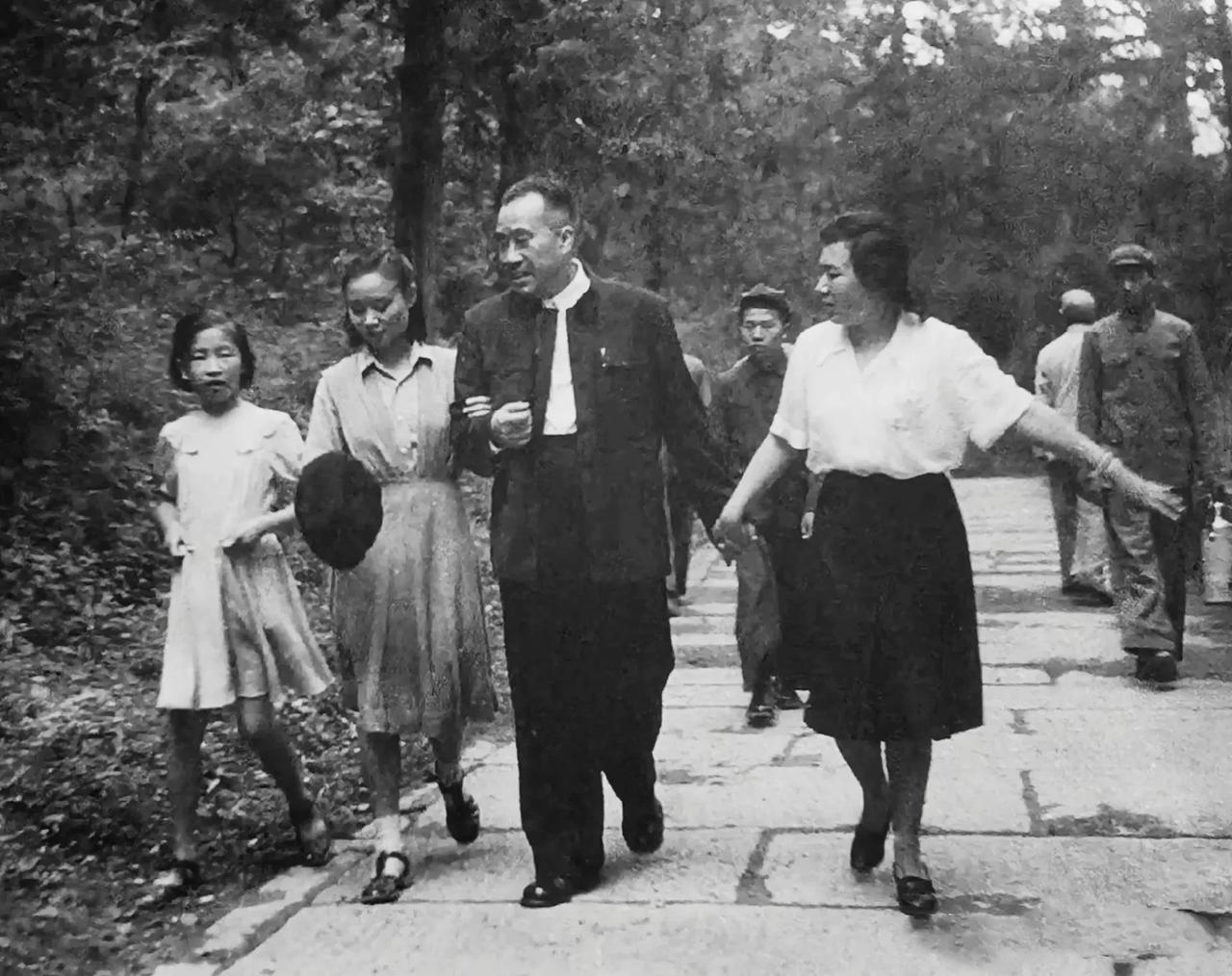 在1950年的时光里，留下了一张满含温情的珍贵照片，画面中朱老总正带着一群孩子外