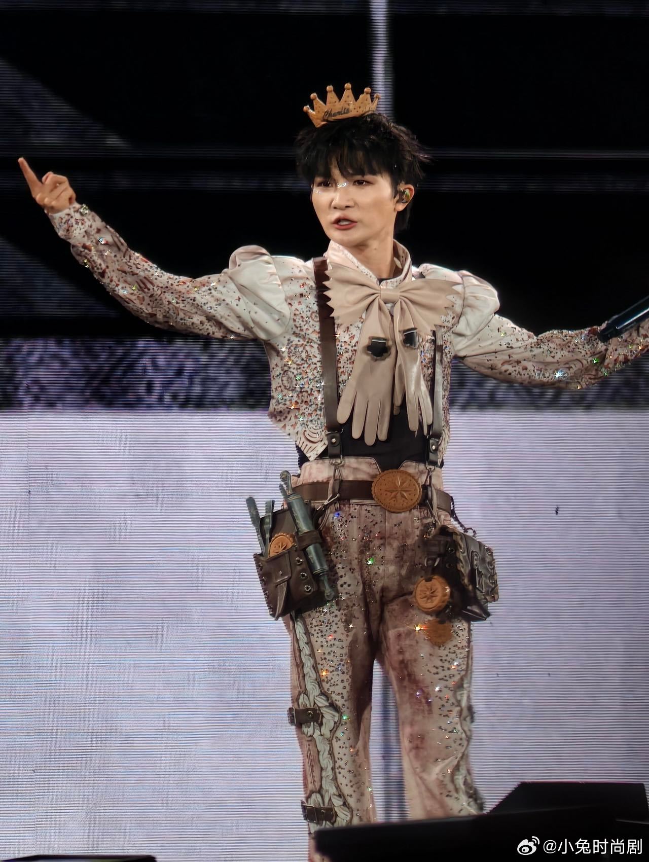 周深不能低头皇冠会掉周深扶皇冠的样子好忙别家王子：屠龙救公主。咱家周深：和头顶一
