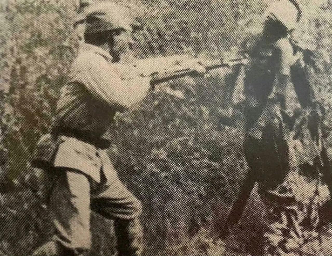 这是1937年，南京大屠杀期间，留下的一张老照片，镜头中这个可怜的老百姓，被蒙住