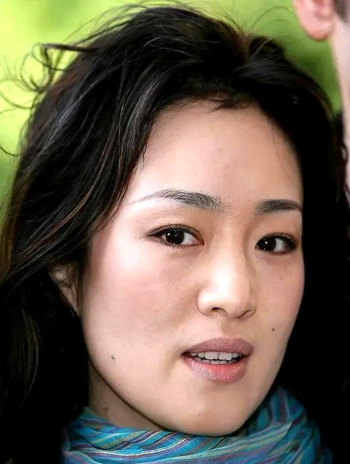 最近巩俐的一段采访又被翻出来了！

主持人问她跟张艺谋现在合作是什么感觉，姐的回