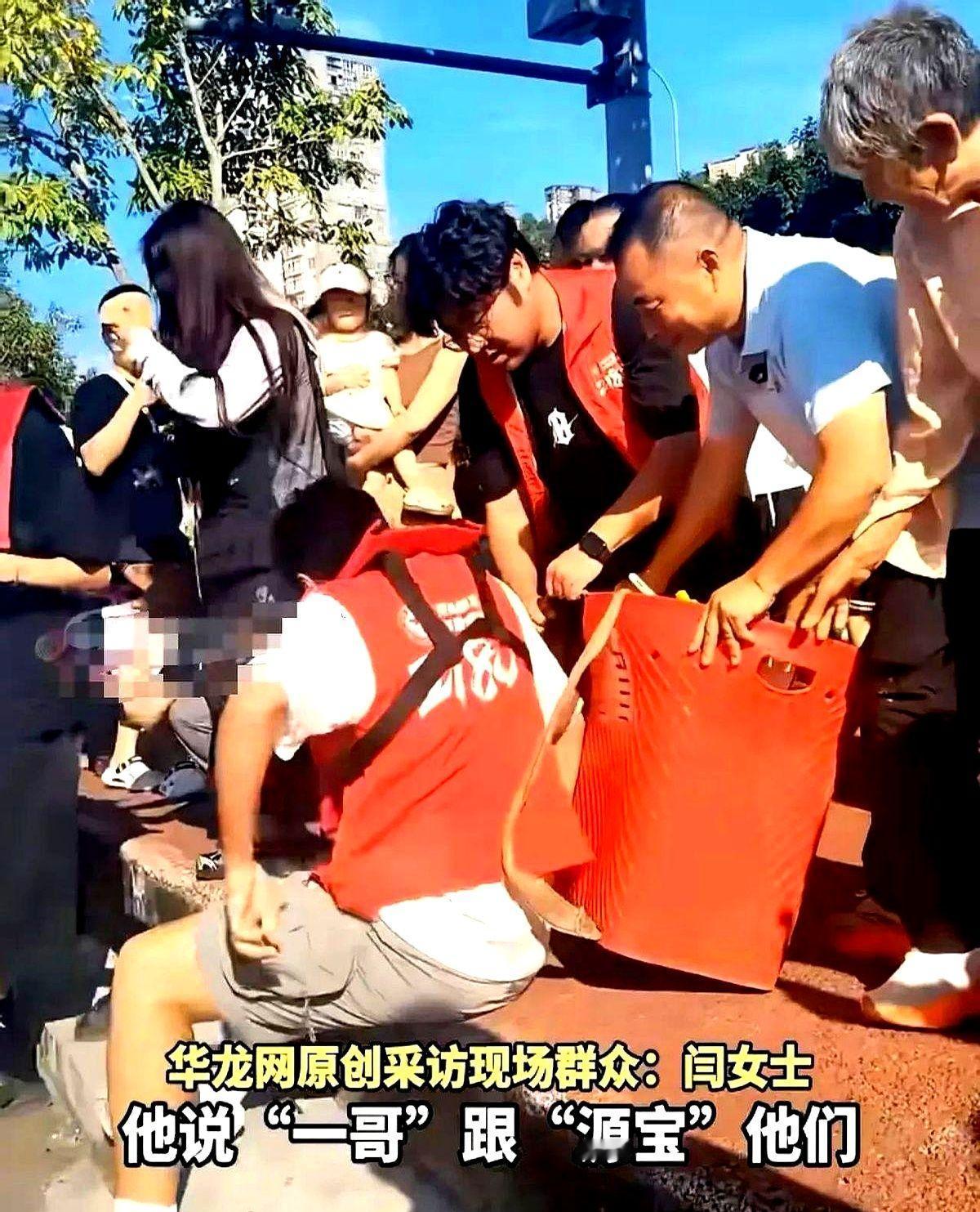 凌晨4点的重庆码头，一个浑身湿透的男人，正把一筐筐菜往渡船上搬。

后背的衣服全