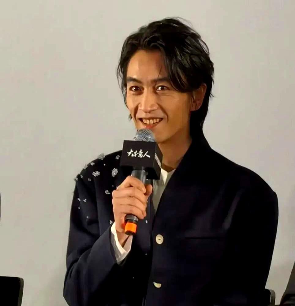 真是不是冤家不聚头
 

陈晓离婚后久未营业，此次现身瘦脱相，活动状态呆滞；新剧