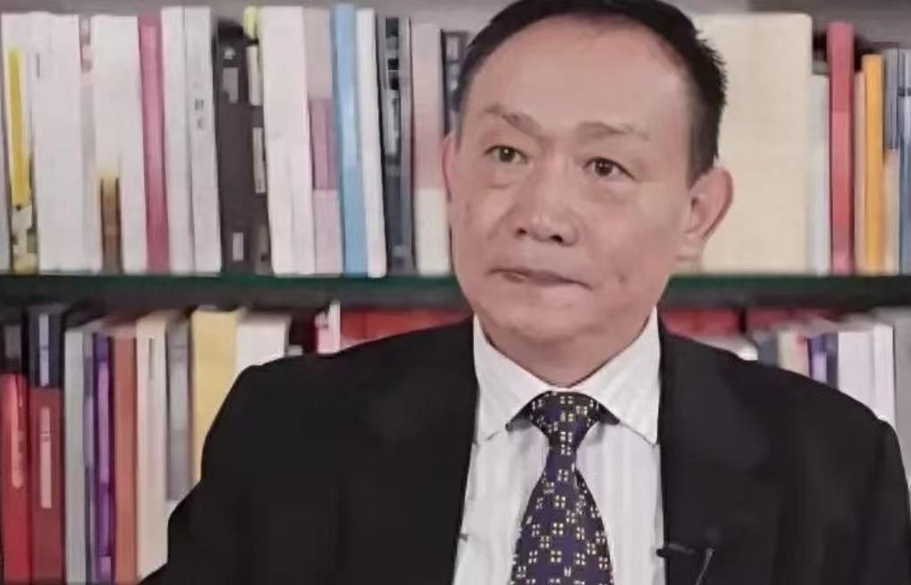 卢麒元的一段观点，戳中了当下很现实的一种社会现象。

现在不少年轻人长期生活在条