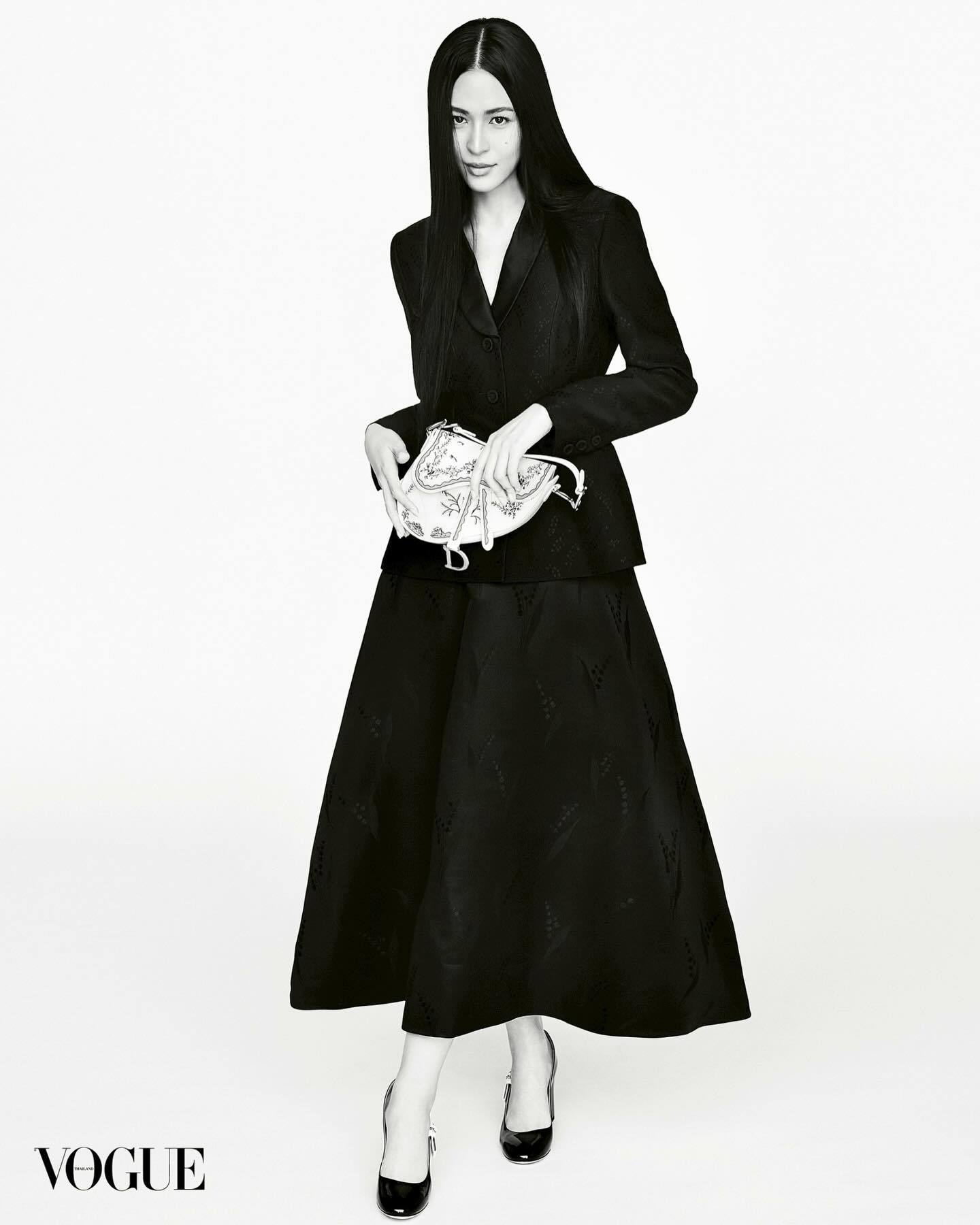 邝玲玲泰版《VOGUE》2025年12月闭年刊封面大片全部释出，新晋迪奥女郎的绰