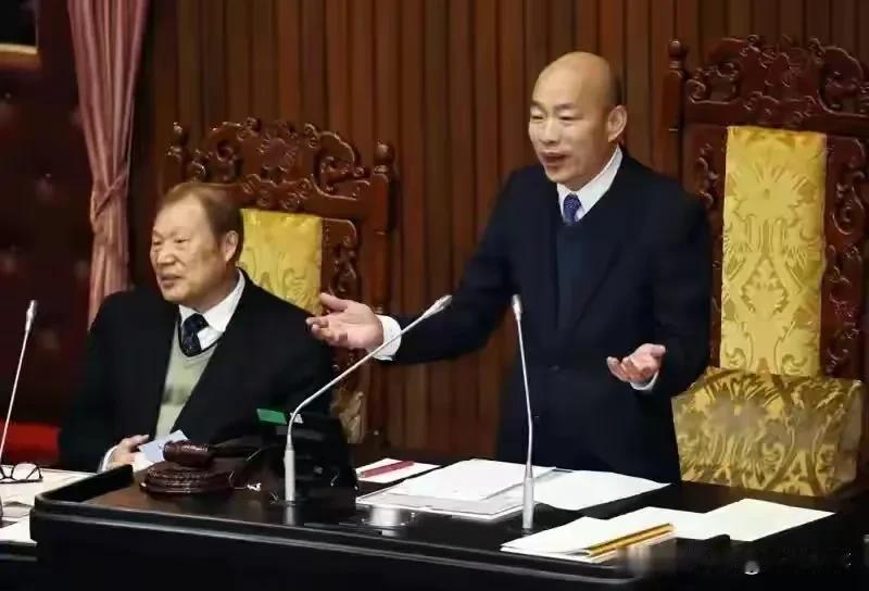 台立法院每天都在斗争！
   台湾立法院热闹非凡，斗智斗勇，党派之间不是甲级动员