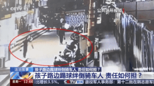 江苏江阴，两个男孩放学后，在一条因施工变窄的非机动车道旁空地上踢球。玩耍中，足球