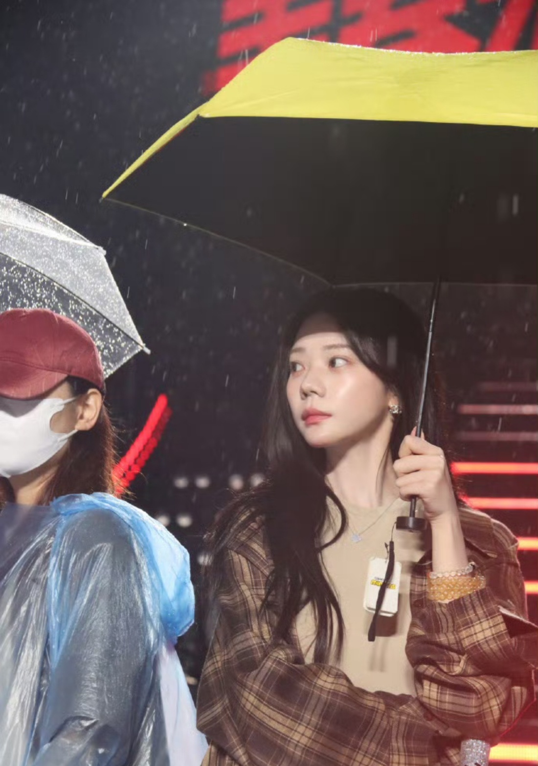 张紫宁路透毕业歌会舞台，下雨还在彩排！是我们特别敬业的张紫宁[泪]， ​​​