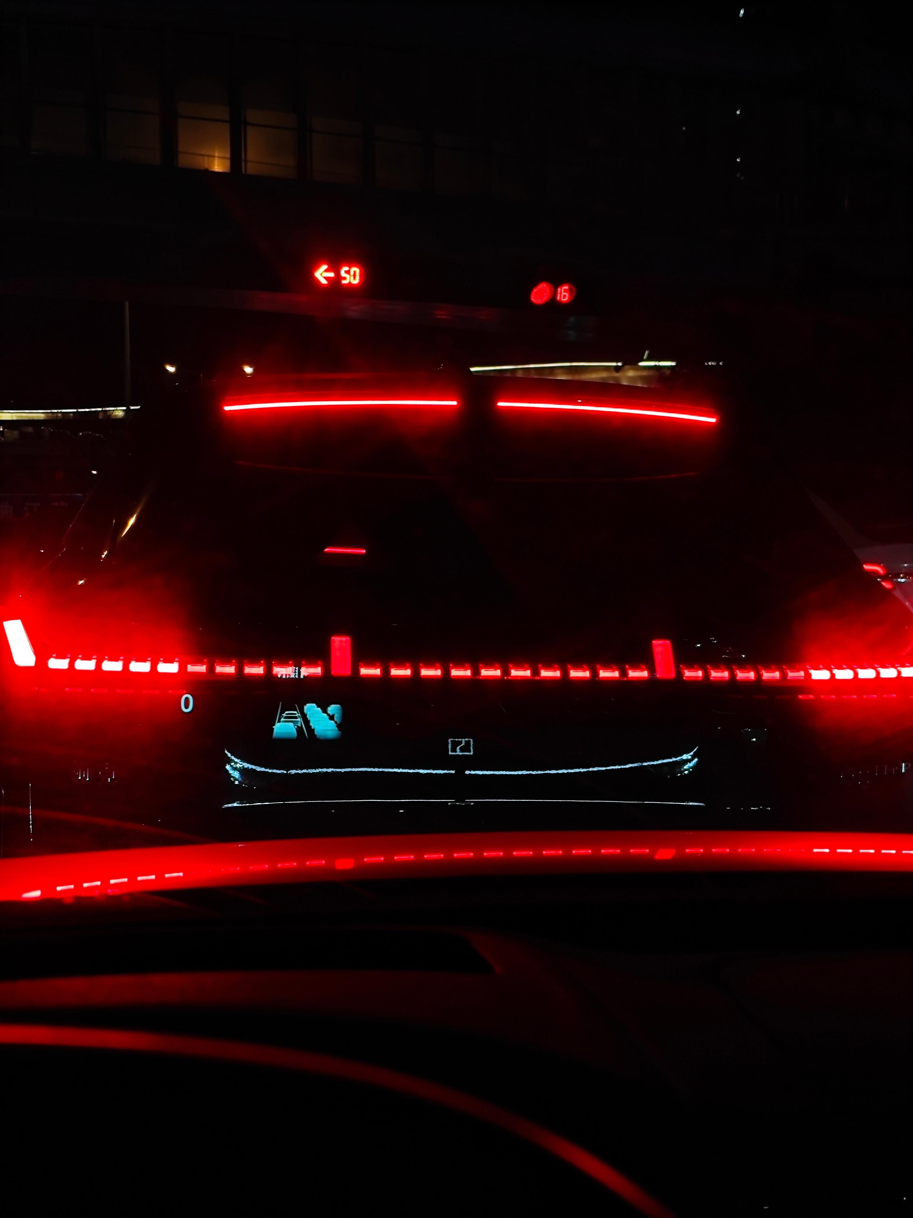 遇到一台崭新的领克08，照一下镜子，发现升级OS6.7后的行车灯亮度好像增加了。