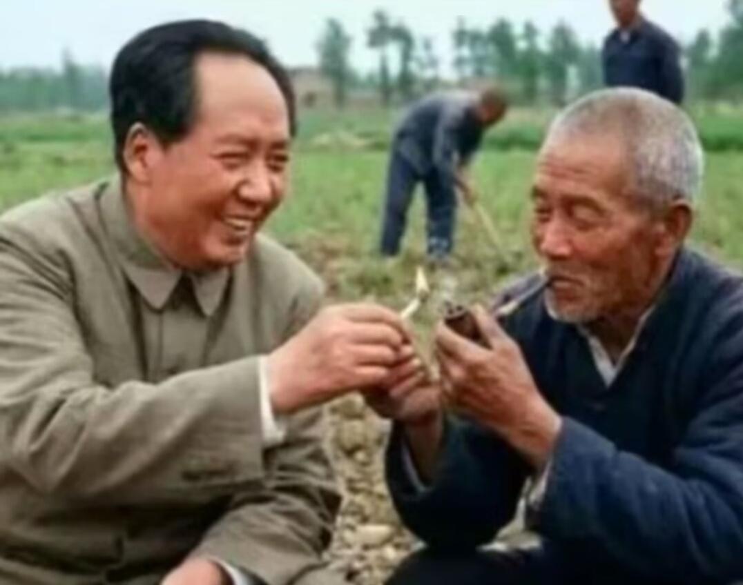 毛主席，我们永远深切怀念您！是您带领人民披荆斩棘，结束苦难岁月，缔造了崭新的中国
