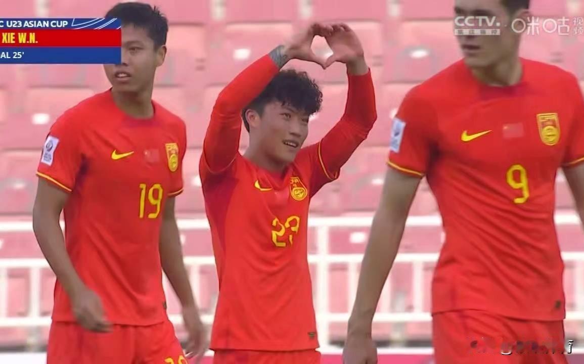 国奥进球了！[给力][给力][给力]
上半时第24分钟，拜合拉木突入禁区造成角球