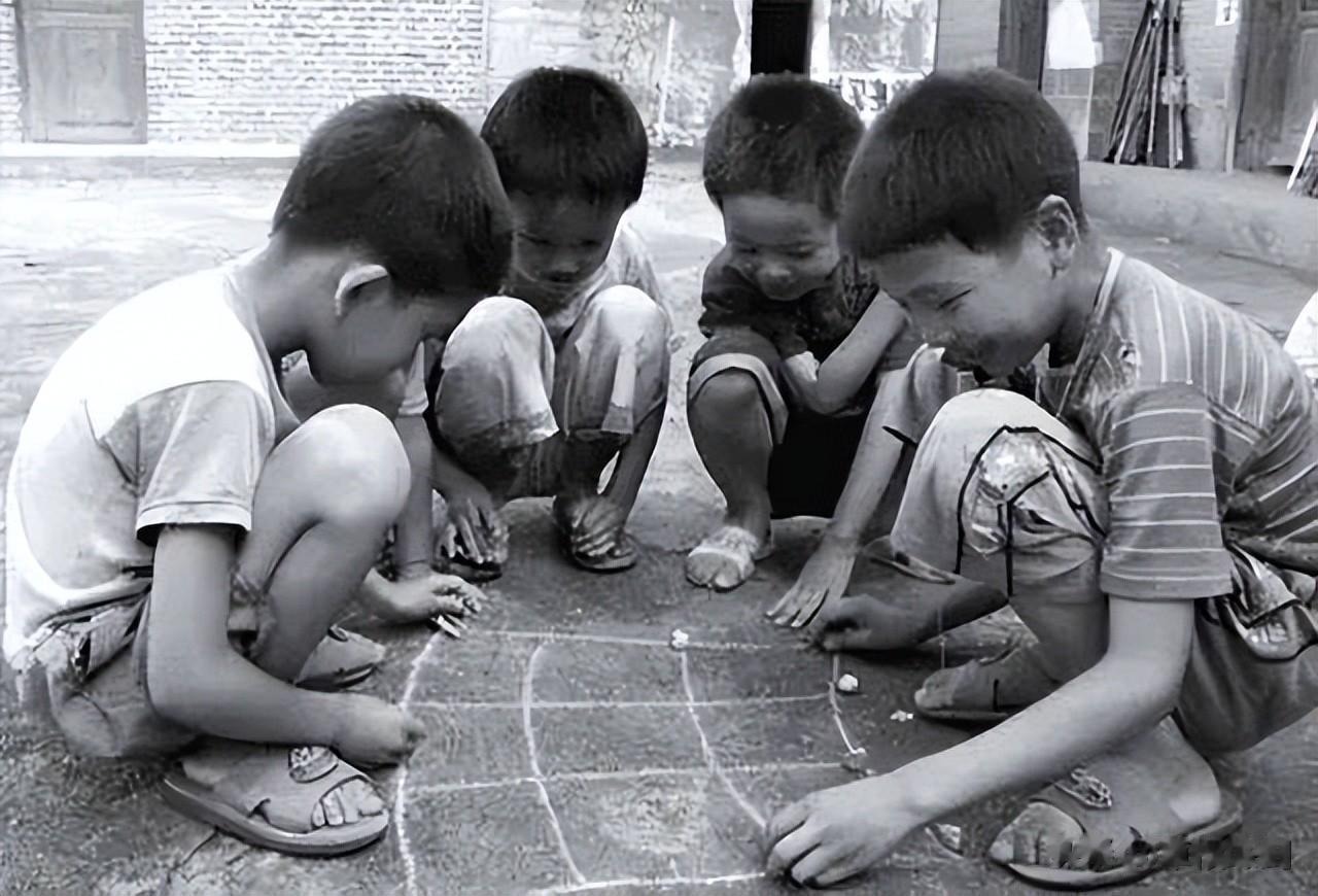 那时候的智力游戏
六七十年代，人们喜欢玩各种游戏，例如跳茅瓮、擗玉米、开合连、老