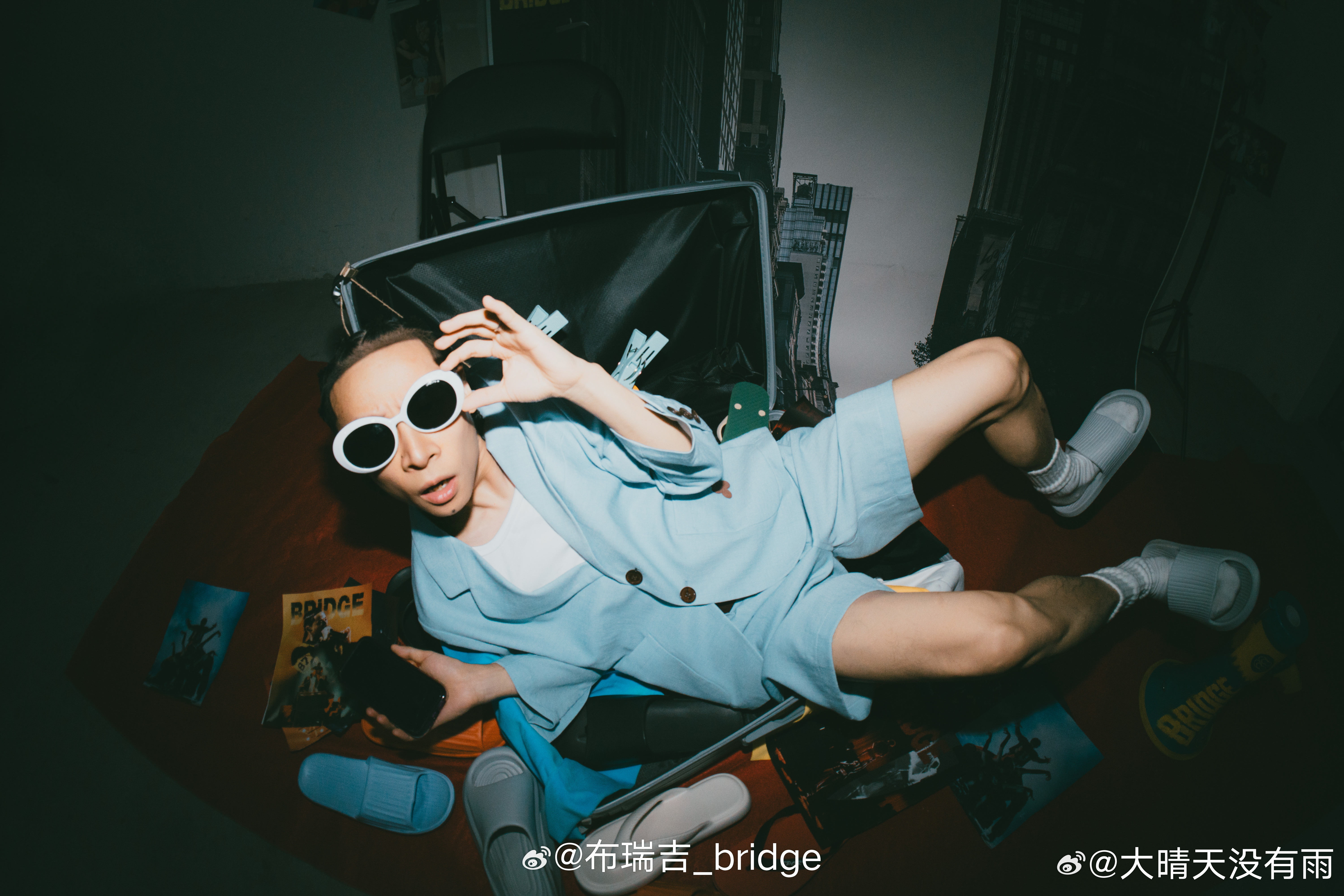 耳帝说布瑞吉是中文说唱独一份 舞台上的布瑞吉整个人闪闪发光，自在随性的表演状态，