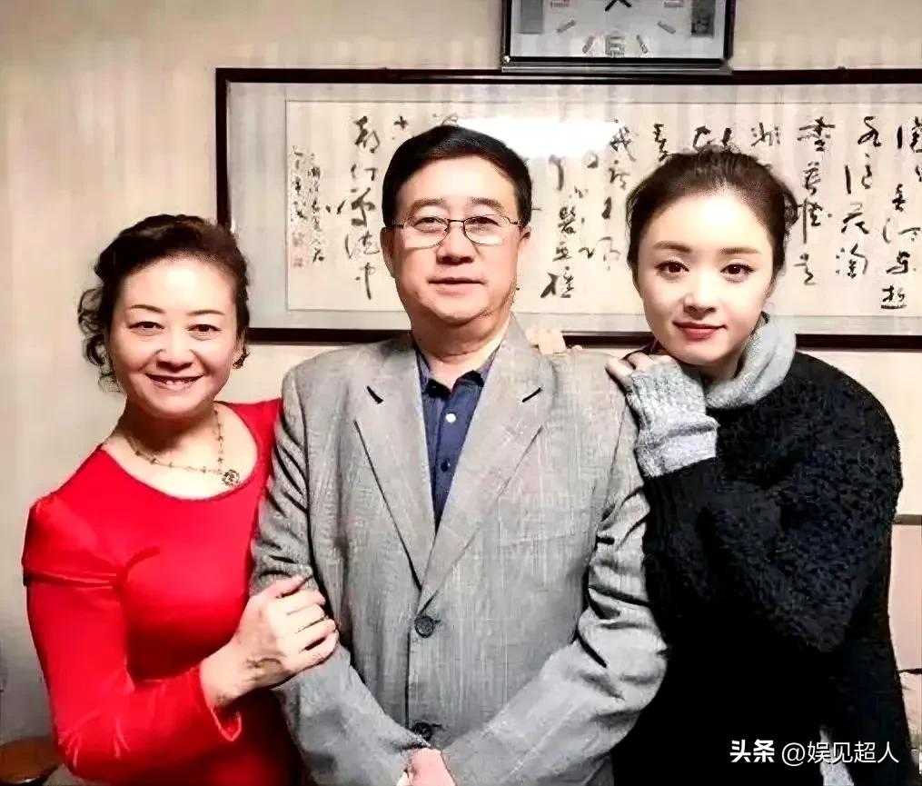 终于知道蒋欣为啥长这么好看了！刷到她爸妈合照直接惊掉下巴，爸爸戴着眼镜斯斯文文像