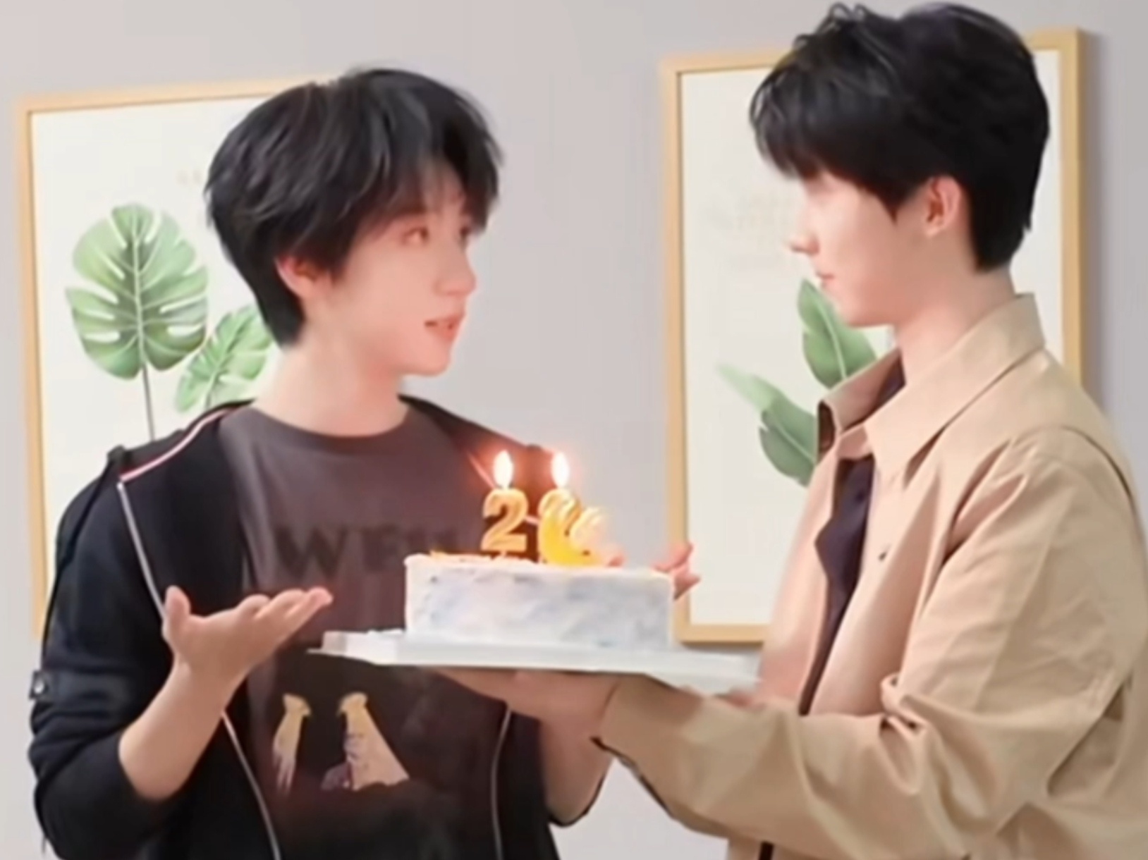 很温馨的哥妹画面，但满脑子都是樱樱扔子好大、 ​​​