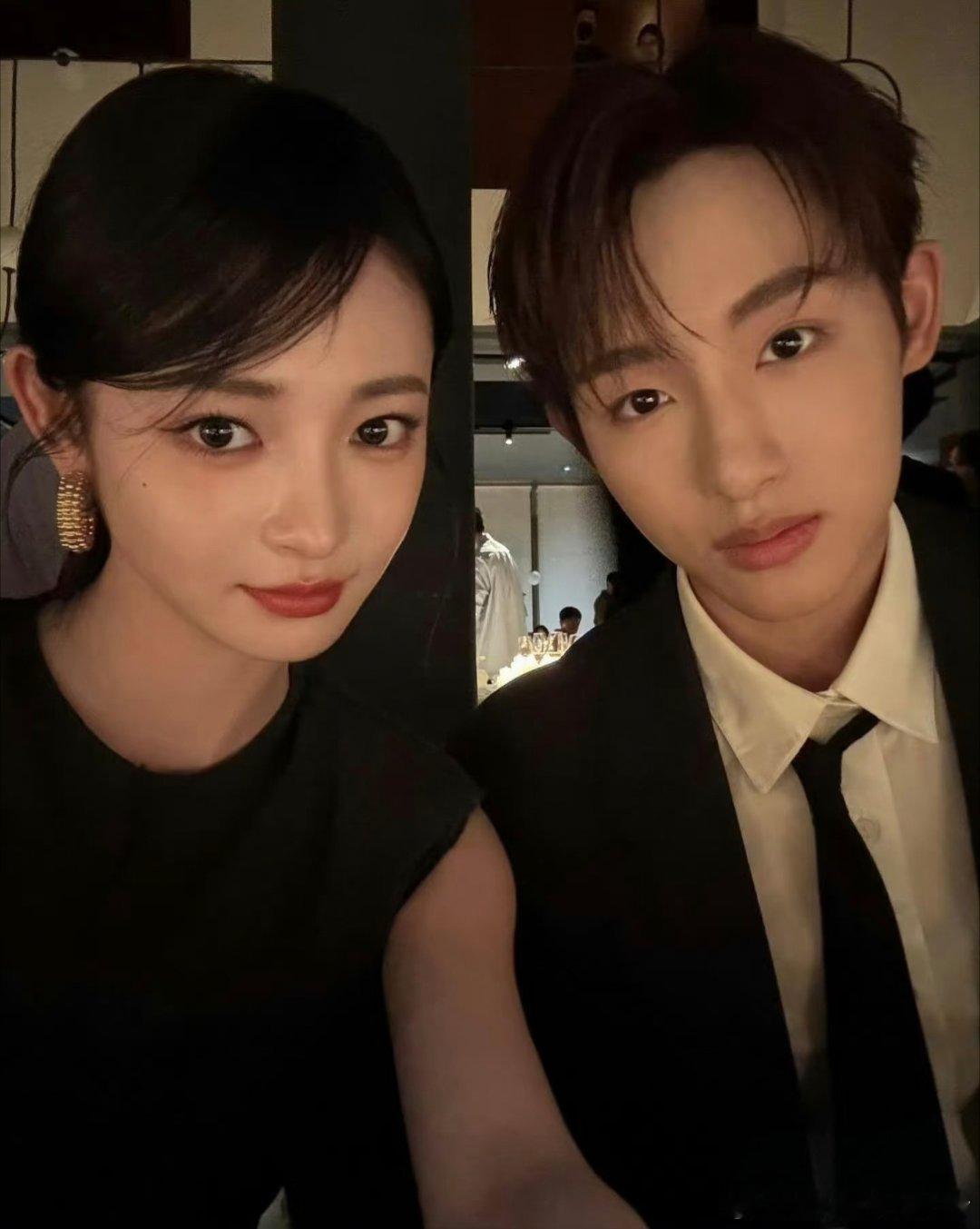 周洁琼 INS 晒和董思成同框合照，俊男靓女，好养眼，搭一部戏也不是不行[爱慕]
