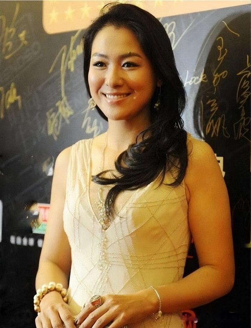 终于有能跟林青霞，比美的女明星了，她就是沈傲君。身材有点发福，但她的肌肤细腻红润