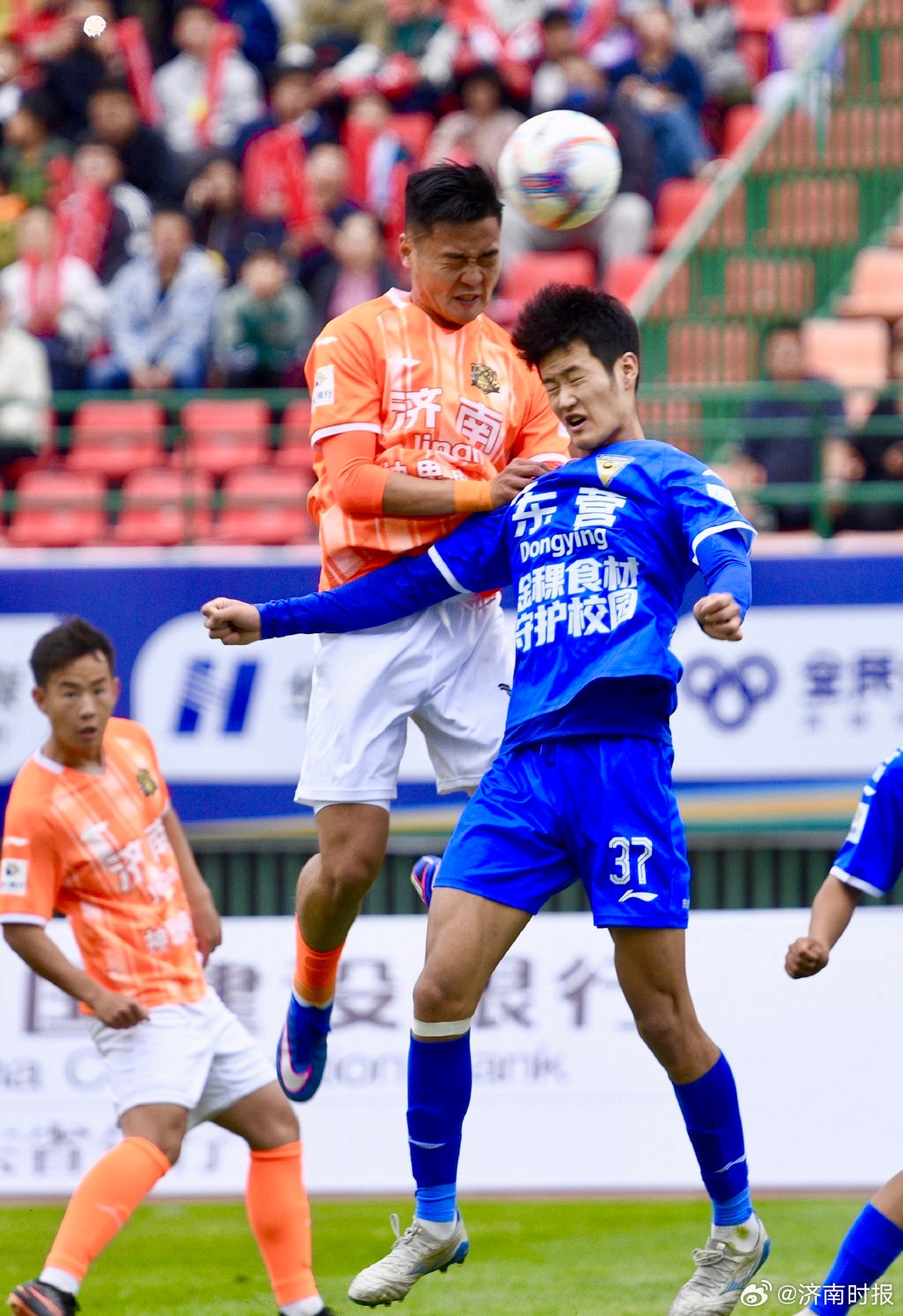 【#13岁小孩哥为东营队呐喊加油#】5月2日下午，2026齐鲁超赛济南赛区迎来焦