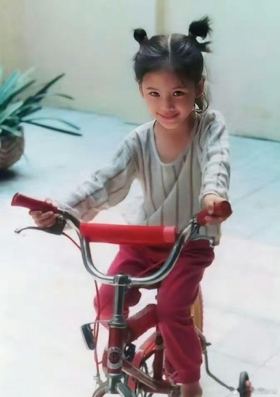 当年一个不起眼的小姑娘，如今红遍大江南北，知名度很高 