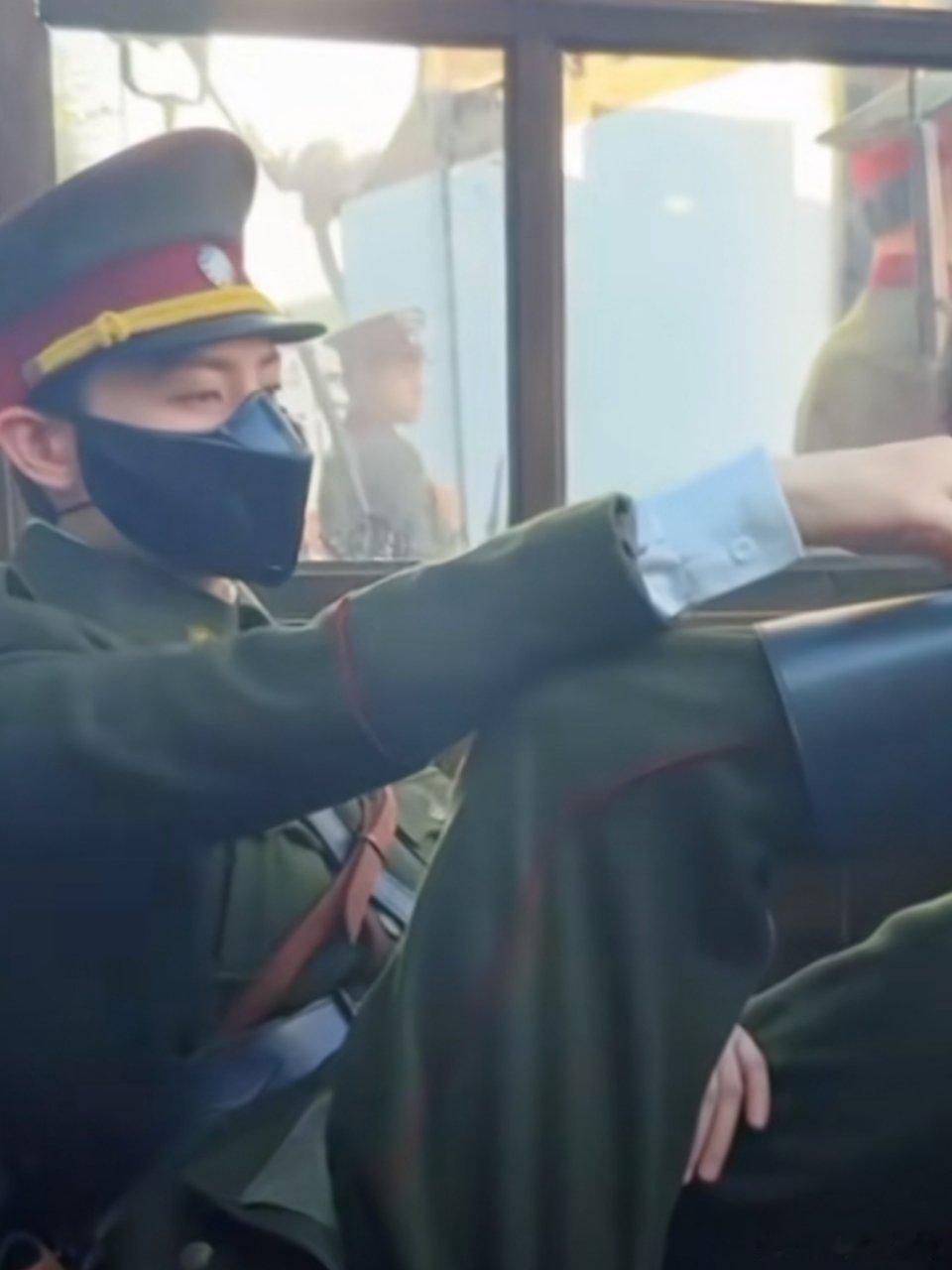 九门张小鱼戴口罩的原因找到了原来面罩藏着满满的意难平脸颊印有叛徒刺青，还有大火留
