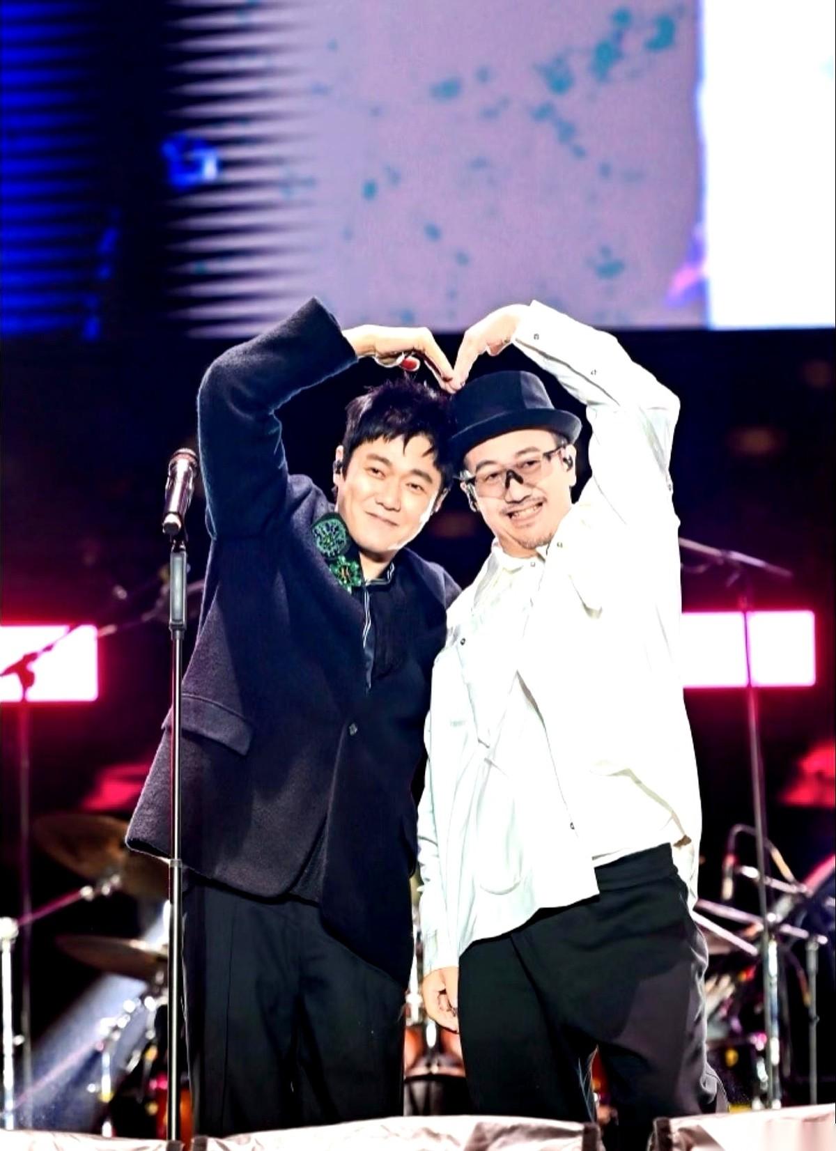 我真的要被东方卫视的跨年晚会笑死。
脚趾抠累了，真的。
年度最尴尬现场，我单方面