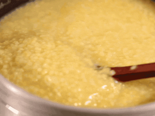 早餐来一碗浓稠的小米粥可以滋润一天的肠胃