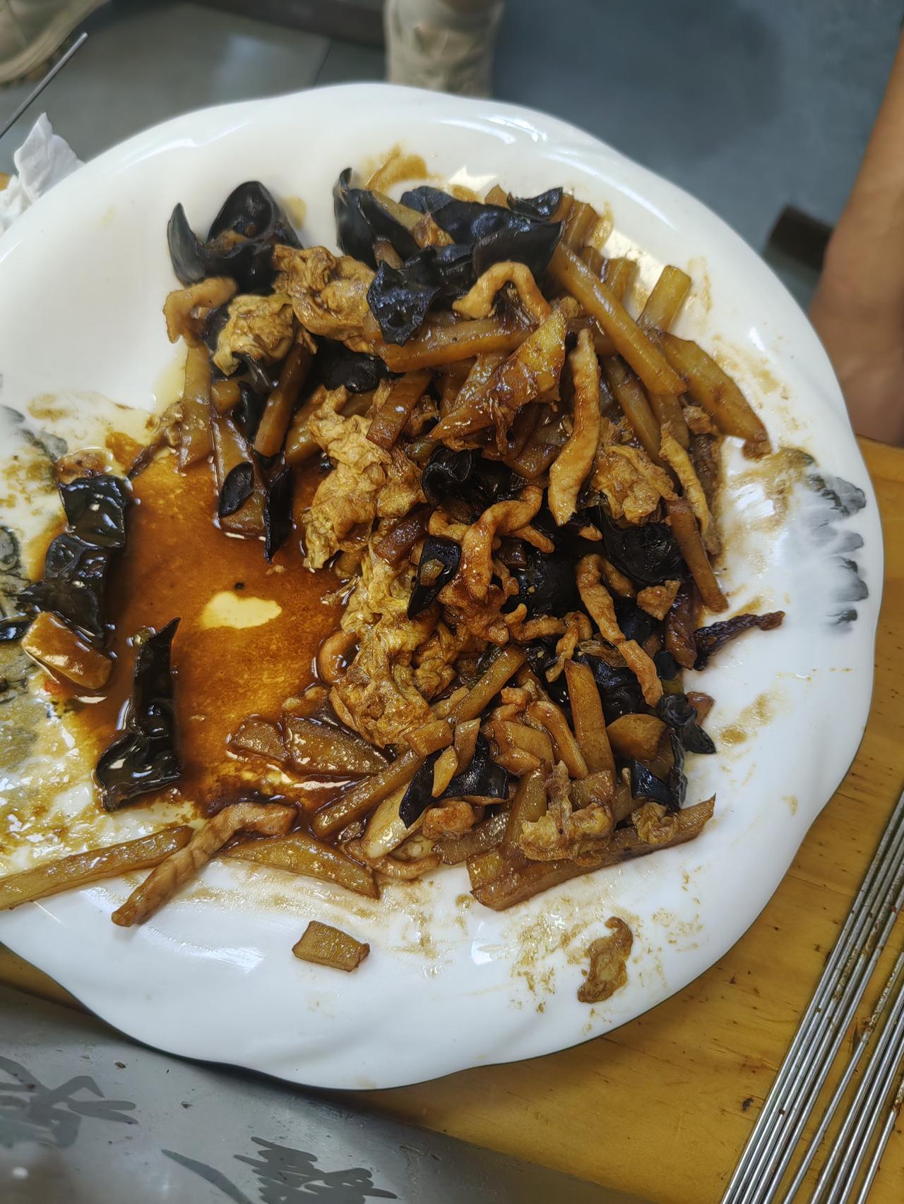我不明白，就一个苍蝇馆子，一个木须肉为什么要这么高的价格？

木须肉在山东来说，