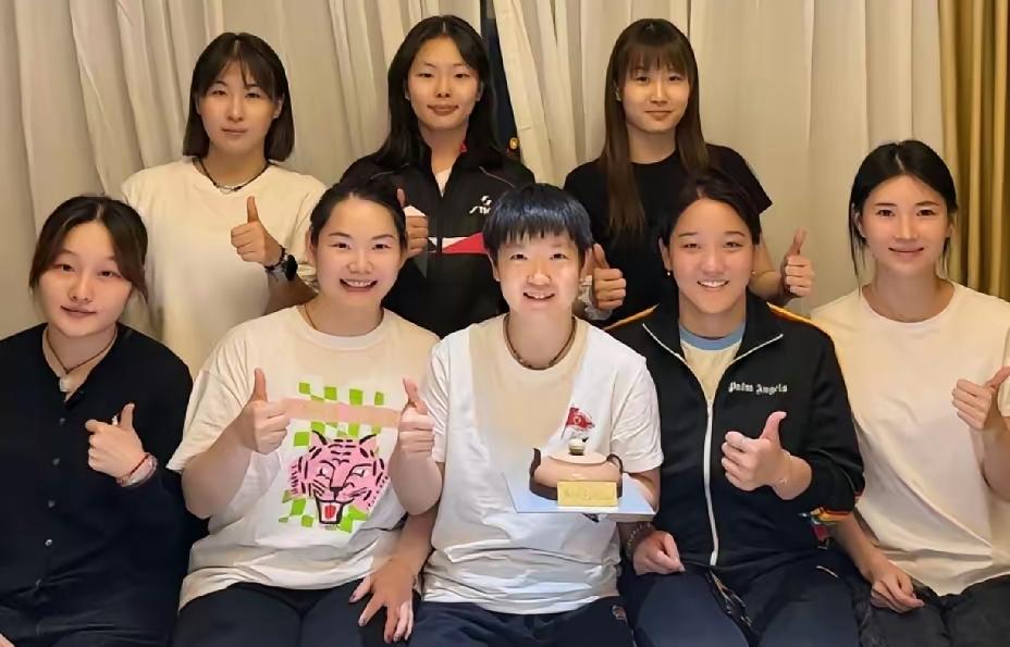 大半夜刷到莎莎的动态
直接被惊喜砸醒！🥳 实锤了实锤了
生日当天爸爸妈妈全程陪