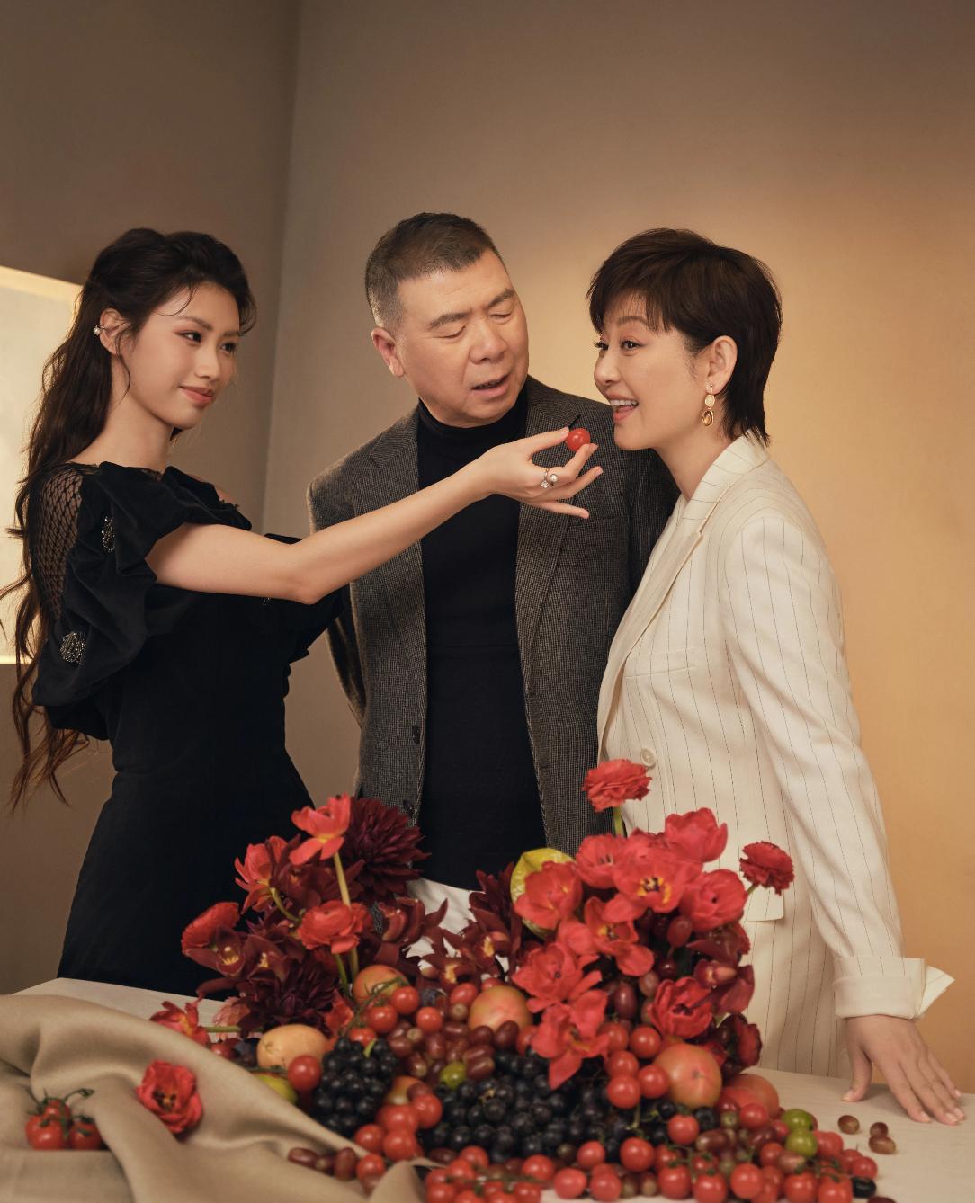 冯小刚、徐帆、徐朵一家三口拍摄春节全家福特辑，徐朵身穿黑色短袖连衣裙，气质清冷。