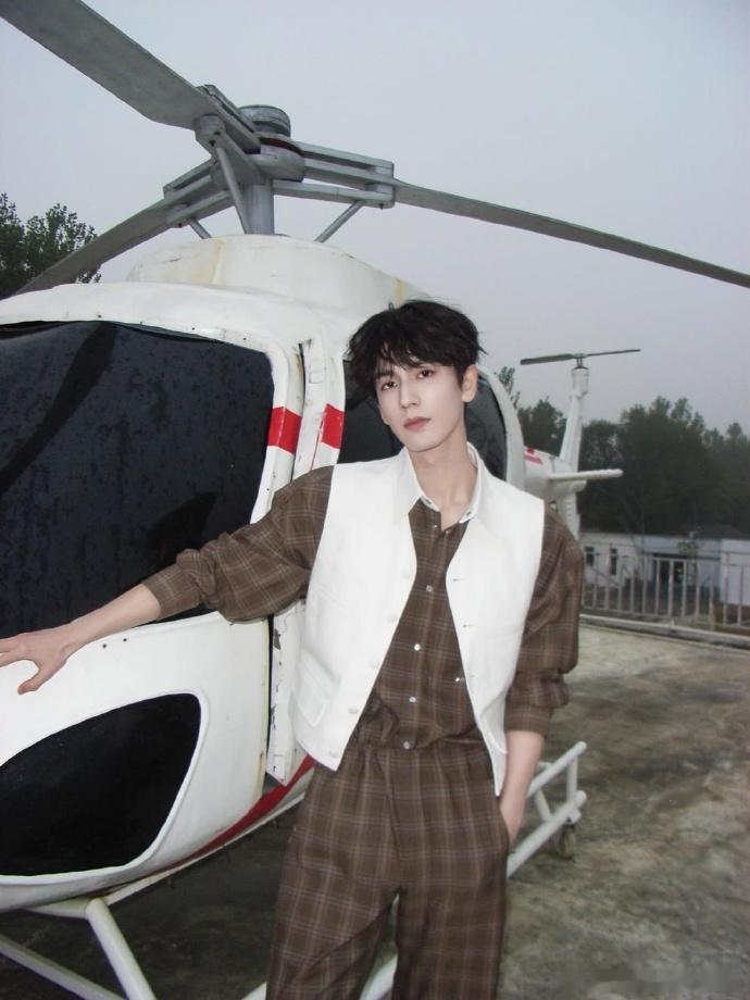 张凌赫私人飞机神图张凌赫格纹套装白马甲look张凌赫私人飞机神图，张凌赫格纹套装