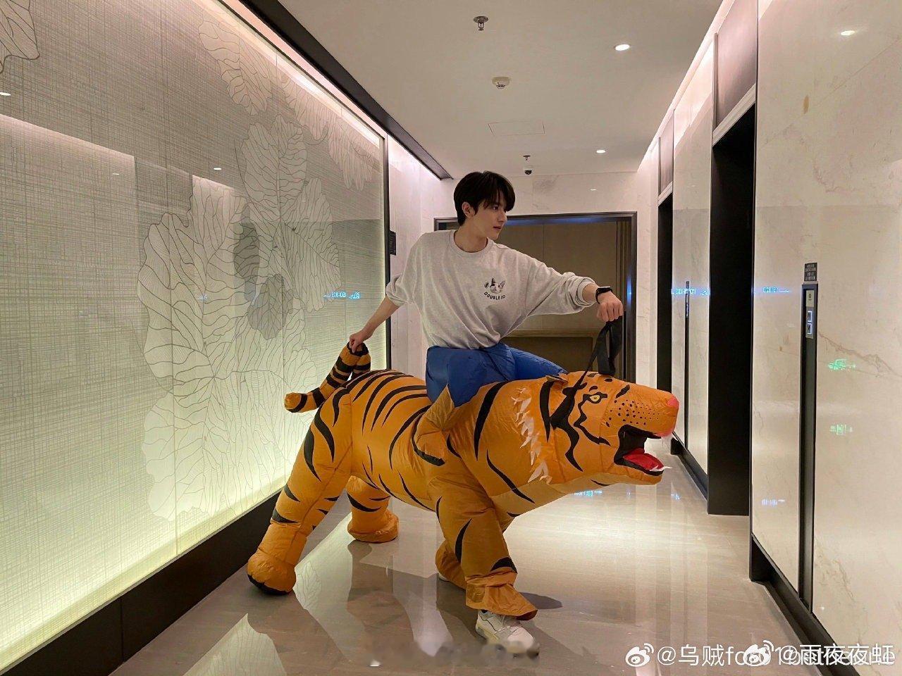 林一随地大小抽象 谁能管管林一的脑洞？片场休息突然对着树杈比耶，还把外套罩头上扮