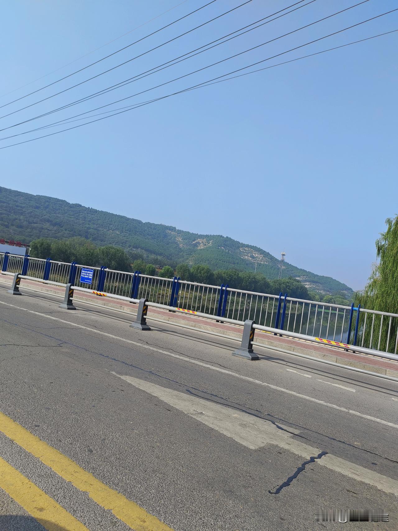 终于到了五一长假，五一家人爬山遇难，当晚他们却让我开门，爸妈带着妹妹去爬山，我懒