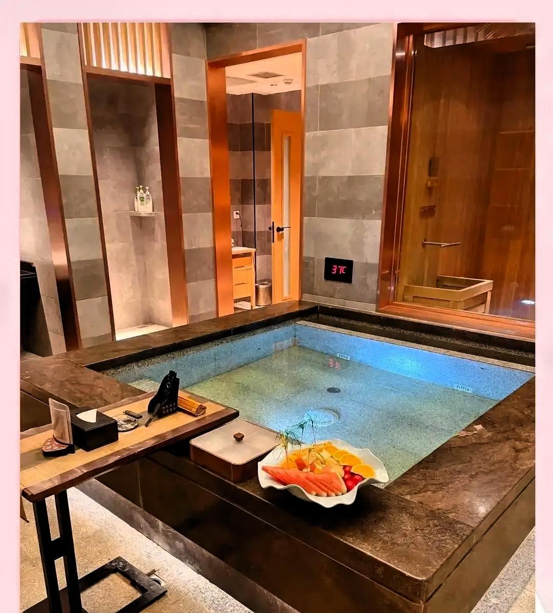 现在搞地下情的人精明得很，早就不去要查身份证的宾馆了，反而天天往洗浴中心的小包间