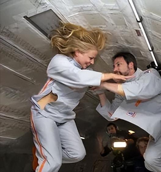 1992年，首对美国夫妻宇航员上天，在完成8天的太空之旅后，记者们急冲冲的抛出问